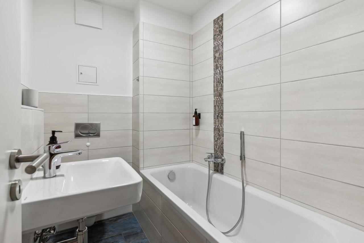 Apartment Vorstadtoase - 3 Personen - Mit Queensize-bett, Badewanne, Schlafcouch, Parken, Netflix, Naehe Ber