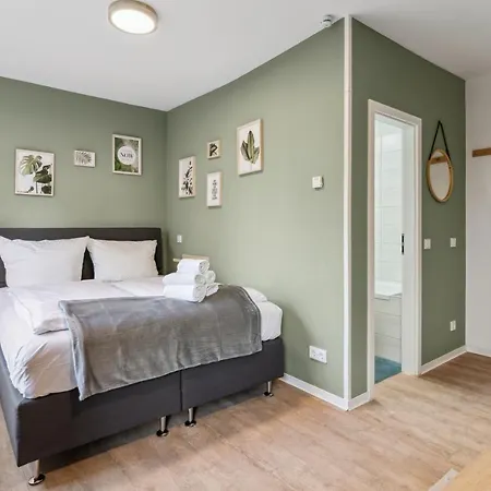 Vorstadtoase - 3 Personen - Apartment Mit Queensize-Bett, Badewanne, Schlafcouch, Parken, Netflix, Naehe Ber Eichwalde Zewnętrze zdjęcie