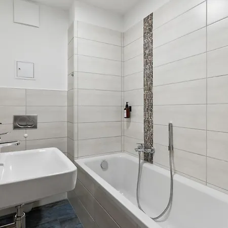 Vorstadtoase - 3 Personen - Apartment Mit Queensize-Bett, Badewanne, Schlafcouch, Parken, Netflix, Naehe Ber Eichwalde Zewnętrze zdjęcie