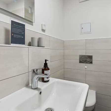 Vorstadtoase - 3 Personen - Apartment Mit Queensize-Bett, Badewanne, Schlafcouch, Parken, Netflix, Naehe Ber Eichwalde Zewnętrze zdjęcie