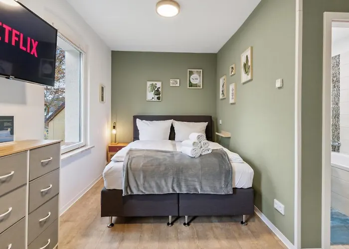 Vorstadtoase - 3 Personen - Apartment Mit Queensize-Bett, Badewanne, Schlafcouch, Parken, Netflix, Naehe Ber