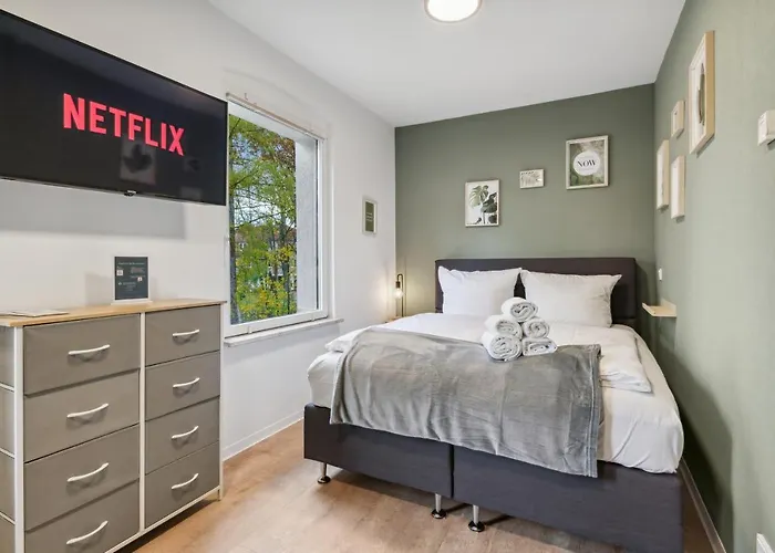 Vorstadtoase - 3 Personen - Apartment Mit Queensize-Bett, Badewanne, Schlafcouch, Parken, Netflix, Naehe Ber