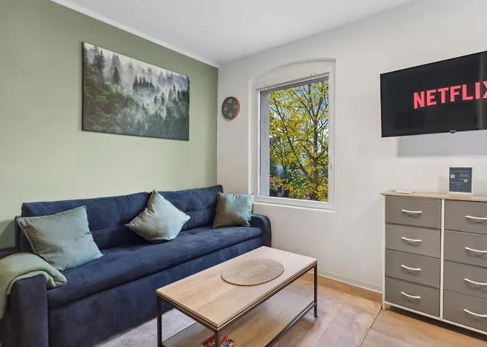 Vorstadtoase - 3 Personen - Apartment Mit Queensize-Bett, Badewanne, Schlafcouch, Parken, Netflix, Naehe Ber